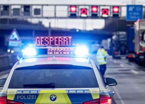 A8 nach München bei Merklingen gesperrt: Lastwagen brennt