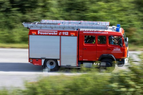 Mehrere Verletzte bei Kellerbrand in Mehrfamilienhaus