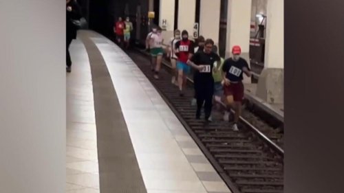 Berlin: Jogger laufen an der U7-Haltestelle Mehringdamm durch U-Bahn-Tunnel - BVG reagiert sauer
