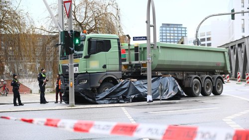 Hamburg: Radfahrerin wird von Laster überrollt und stirbt