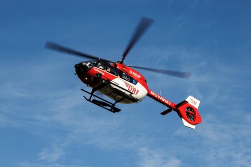 Lastwagen kippt um: Rettungshubschrauber im Einsatz