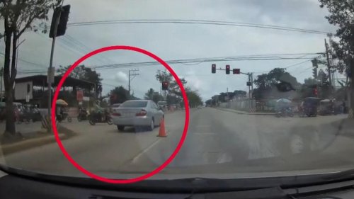 Limousinen-Fahrer übersieht rote Ampel und erwischt Rollerfahrer