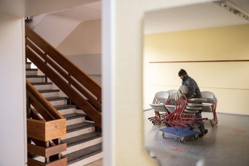 Hessen liefert Möbel und Technik an ukrainische Schulen