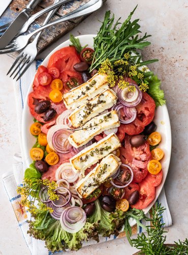 Griechischer Salat mit gebackenem Feta - so lecker und einfach | S-Küche