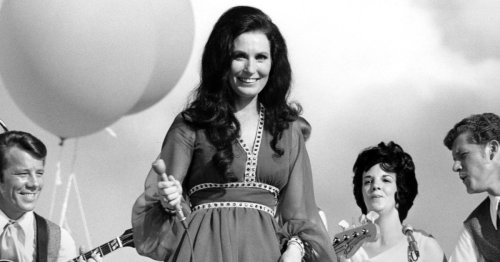 Loretta Lynn, coal miner's daughter and country music icon, dies at 90