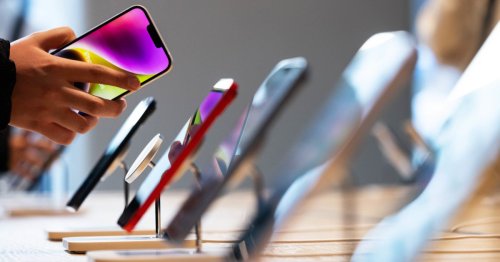 Trump threatens 25% tariff on Apple if it does not start making iPhones in America