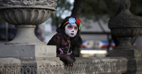 In Mexico City, Face Paint and Fanfare Pave Way for Day of the Dead