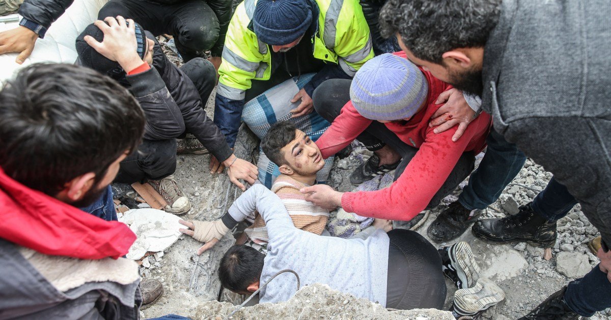 Fear of more quakes haunts Turkish rescuers trying to save survivors from the wreckage