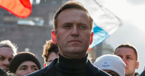 Alexei Navalny buried after crowds cheer at Moscow church