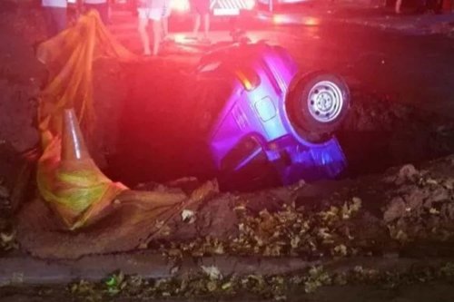 Giant Hole in Johannesburg Road Traps Vehicle