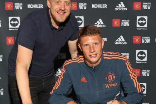 Two youngsters sign long-term contracts with Man United