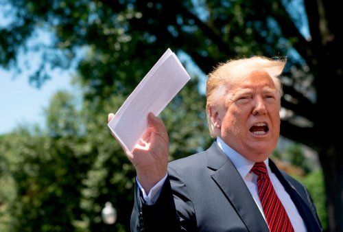 “News dump”: Twitter blows up over photos of Trump documents flushed down White House toilet