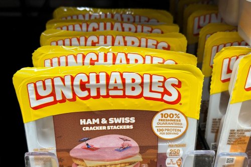 Consumer Reports wants schools to stop serving Lunchables on their menu, urges USDA to take action