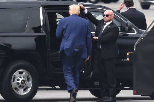 Forensic psychiatrist on physical signs of Trump's mental decline: "Changes in movement and gait"