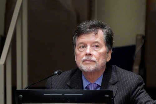 Ken Burns defends himself after photo with Justice Clarence Thomas circulates