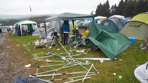 "Rock am Ring": Aufgegebene Zelte werden zu Jacken