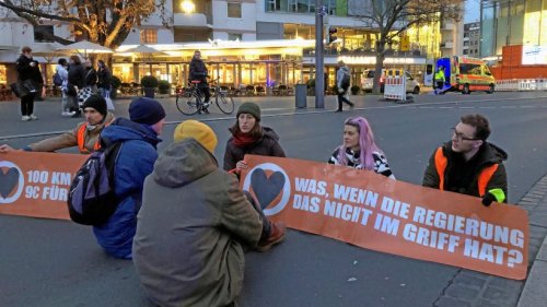 „Letzte Generation“ blockierte Bohlweg in Braunschweig
