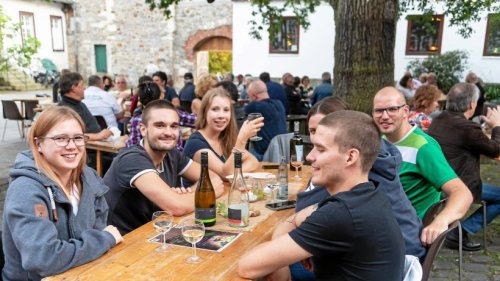 Burg Neuhaus wird zum Festplatz – Ende August ist wieder Weinfest