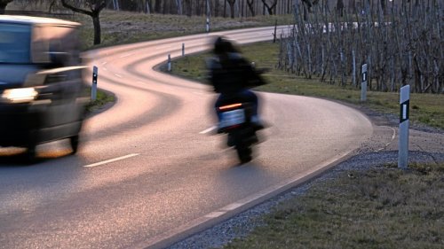 Motorradfahrer kollidiert in Lehre mit Sprinter – Lebensgefahr