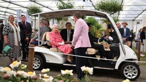 Queen besucht Londoner Blumenschau auf Golf-Buggy