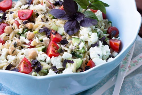 Sommerlicher Kritharaki-Salat mit Kichererbsen , Minze und Feta