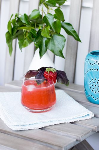 Erdbeeren-Rhabarber Gin Fizz mit Basilikum