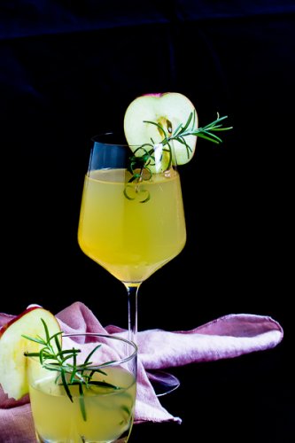Apfel-Holunderblüten Gin Fizz - Sommerzeit ist Cocktailzeit - Sasibella