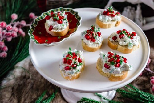 Ziegenkäse Crostini mit Granatapfel und ein weihnachtlicher Aperitif -Vorspeise Weihnachtsmenü
