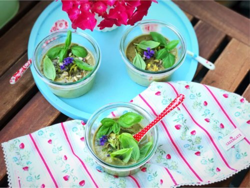 Kalte Sommersuppe mit Zucchini und Basilikum