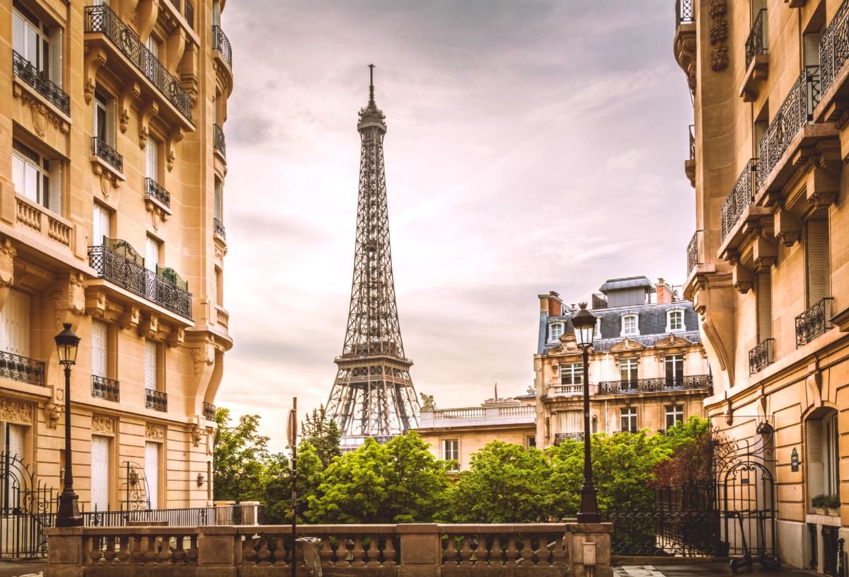 8 Sublime Hotels in Paris With an Eiffel Tower View