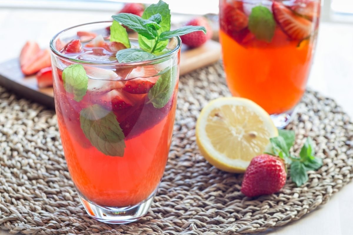 Easy & Delicious Strawberry Iced Tea