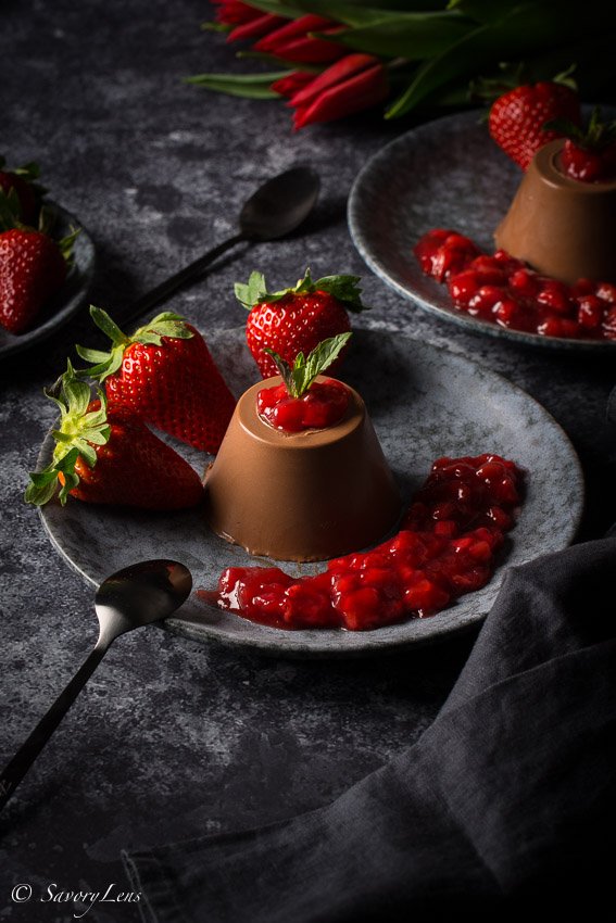 Schokoladen-Tonkabohnen Panna Cotta mit Erdbeeren-Prosecco-Kompott
