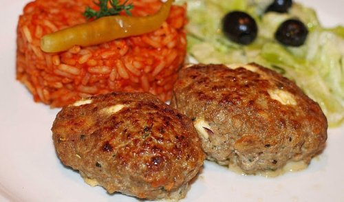 Bifteki mit Knoblauch und Tomatenreis - Schnelle Rezept