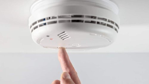 Rauchmelder-Fehlalarm? So schaltet man das Gerät wieder aus