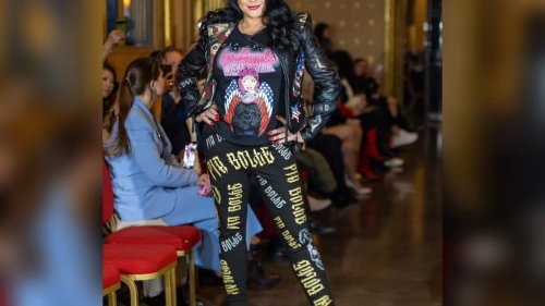 Iris Klein zeigt sich selbstbewusst auf der Fashion Week in Paris