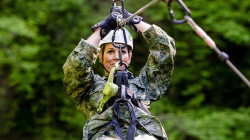 Besuch beim Militär: Königin Máxima traut sich an die Seilrutsche