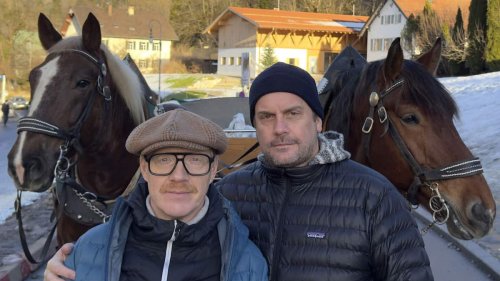 Sebastian Bezzel und Simon Schwarz steigen wieder ins Wohnmobil