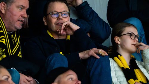 Royale Eishockeyfans: Prinzessin Estelle mit Papa und Onkel im Stadion
