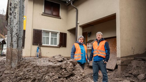 Familie Hefti kehrt nach dem verheerenden Bergrutsch in Schwanden in ihr Heim zurück