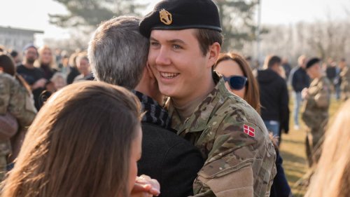 Erster Familienbesuch für Kronprinz Christian im Militär