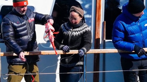 Dänischer König Frederik X. geht mit Grönlands Premier fischen