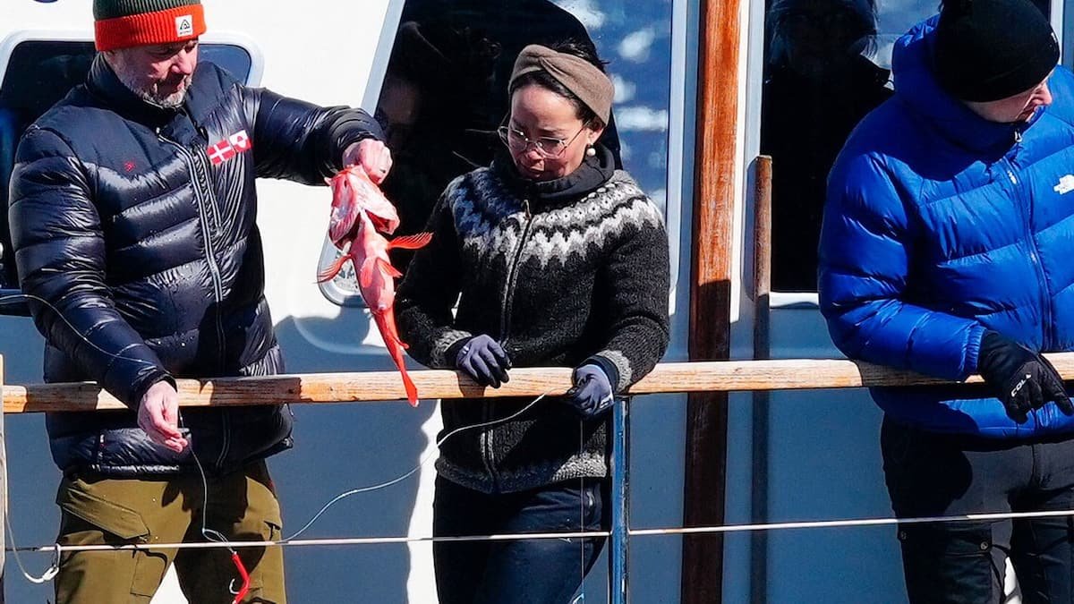 Dänischer König Frederik X. geht mit Grönlands Premier fischen