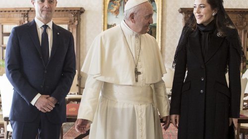 Königin Mary kommt zur Beerdigung von Papst Franziskus