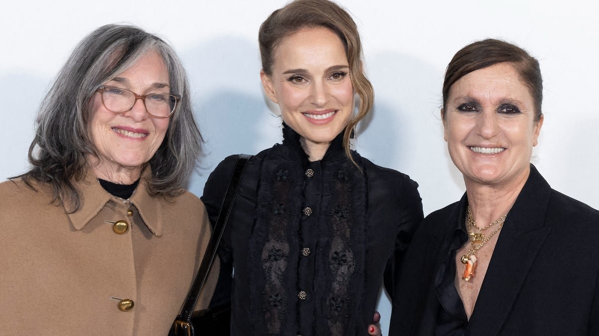 Natalie Portman bringt ihre Mutter mit zur Pariser Fashion Week