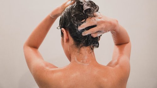 Spülung vor dem Shampoo? Das passiert mit den Haaren