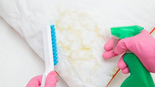 Warum Kissen gelbe Flecken bekommen