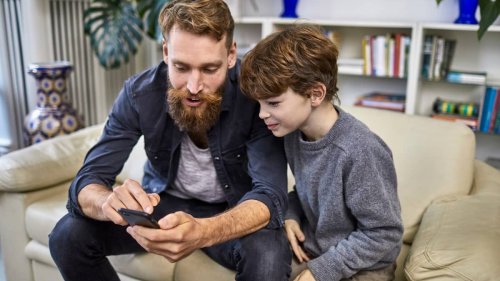 Lieber früher als zu spät: Wann Expertinnen und Experten zum ersten Smartphone für Kinder raten