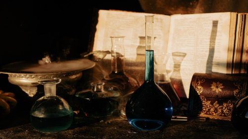 Un élément inattendu retrouvé dans les fioles d’un alchimiste médiéval bouleverse l’histoire de la chimie