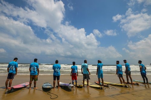 Surf et baignade, les Gazaouis redécouvrent les plaisirs d'une mer propre - Sciences et Avenir