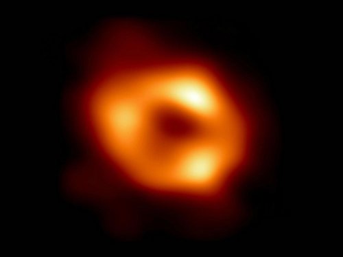 Quelle taille pour les trous noirs supermassifs ? - Sciences et Avenir